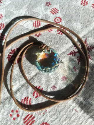 Colgante Swarovski original. Cordón marrón y rodio