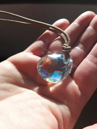 Colgante Swarovski original. Cordón marrón y rodio