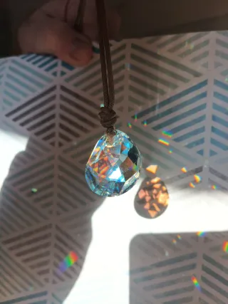 Colgante Swarovski original. Cordón marrón y rodio