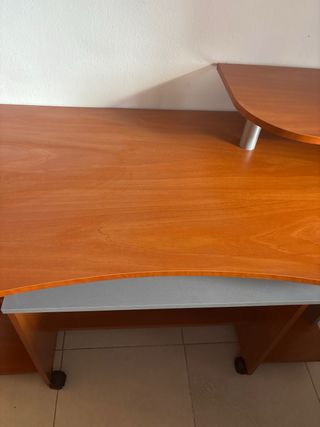 Scrivania giovanile in legno/metallo, lampada inclusa.