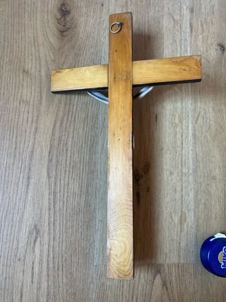Crucifijo de madera con figura de Jesús