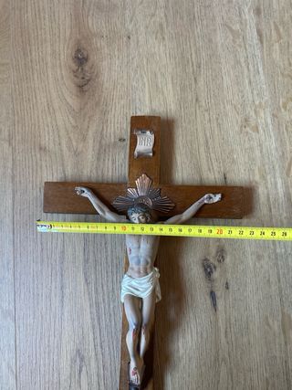 Crucifijo de madera con figura de Jesús