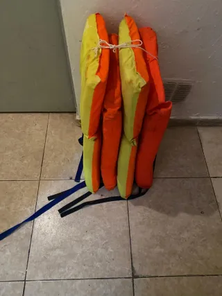 4 chalecos salvavidas naranjas y amarillos