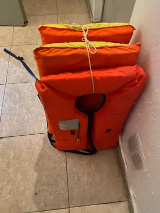 4 chalecos salvavidas naranjas y amarillos