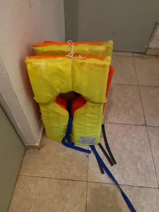 4 chalecos salvavidas naranjas y amarillos