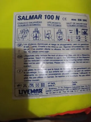 4 chalecos salvavidas naranjas y amarillos