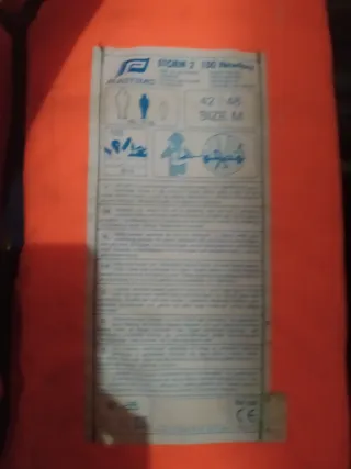 4 chalecos salvavidas naranjas y amarillos