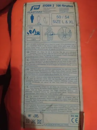 4 chalecos salvavidas naranjas y amarillos