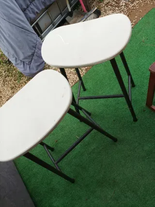 sOLO VENTA En PERSONA Mesilla con 2 banquetas y p