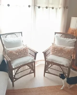 Sedie in bambù con cuscini beige