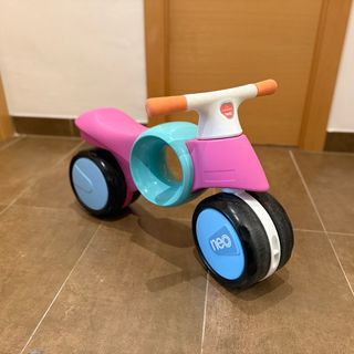 Moto correpasillos infantil rosa y azul marca NEO