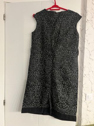 Vestido gris con estampado floral