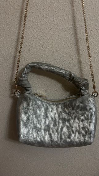 Bolso Mango Plateado Cadena Dorada