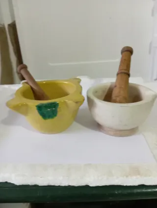 2 Morteros antiguos de cerámica y madera