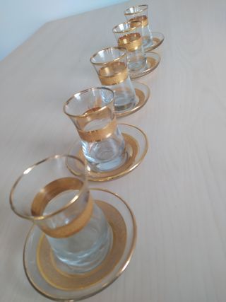 Set di 5 tazze da tè con piatti dorati