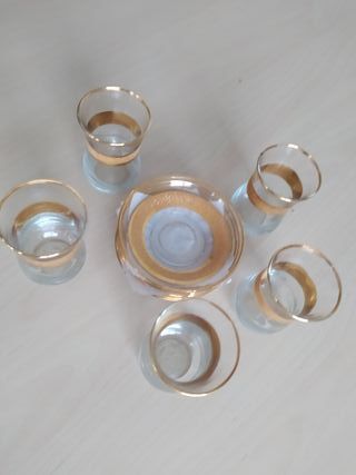 Set di 5 tazze da tè con piatti dorati