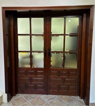 Puerta doble de madera maciza con cristales