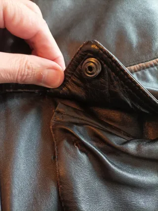 Chaqueta de piel tres cuartos. REDHEARD