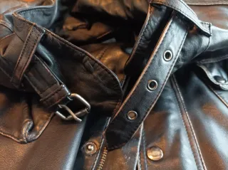 Chaqueta de piel tres cuartos. REDHEARD