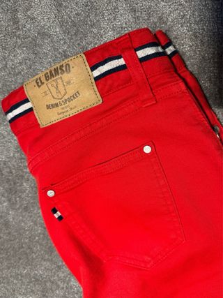 Pantalón vaquero rojo