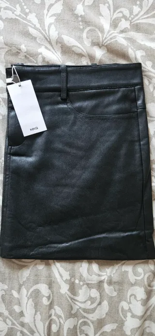 Falda Mango símil piel negra