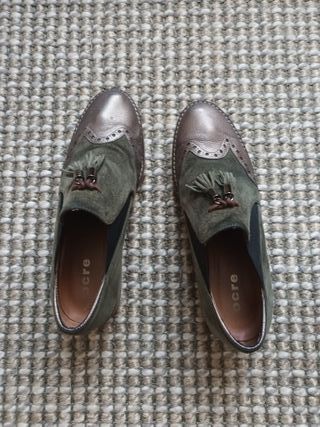 Zapatos verdes ante y cuero con flecos