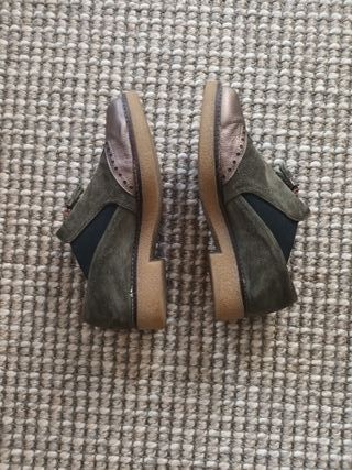 Zapatos verdes ante y cuero con flecos