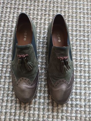 Zapatos verdes ante y cuero con flecos