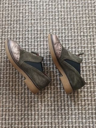 Zapatos verdes ante y cuero con flecos