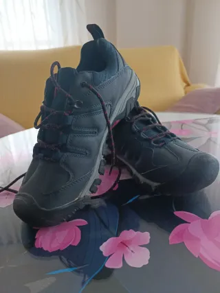 Zapatillas de montaña azul marino y rojas.