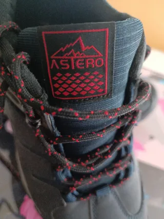 Zapatillas de montaña azul marino y rojas.