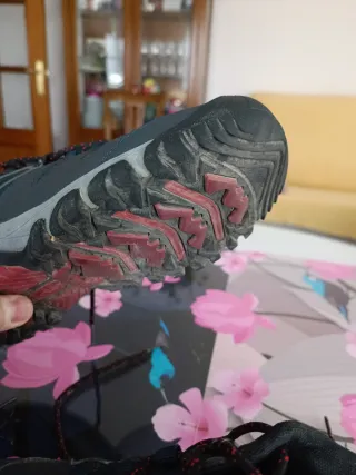 Zapatillas de montaña azul marino y rojas.