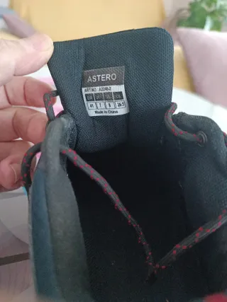 Zapatillas de montaña azul marino y rojas.