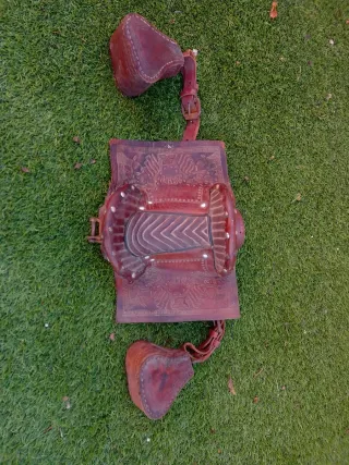 Silla de montar de cuero con alforjas