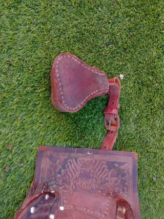Silla de montar de cuero con alforjas