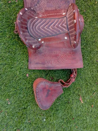 Silla de montar de cuero con alforjas