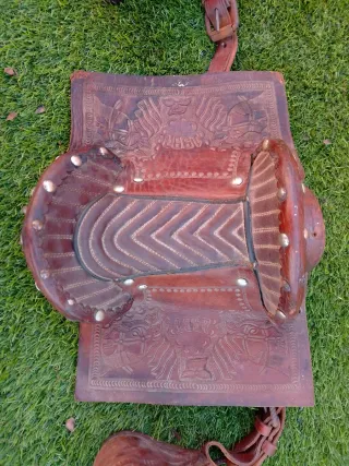 Silla de montar de cuero con alforjas