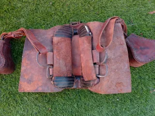 Silla de montar de cuero con alforjas