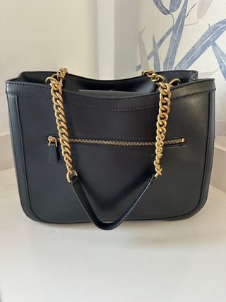 Bolso Guess Negro con Cadena Dorada