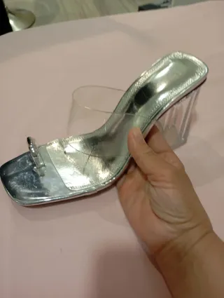 Sandalias plateadas tacón transparente