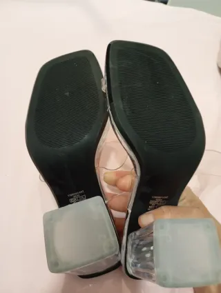 Sandalias plateadas tacón transparente