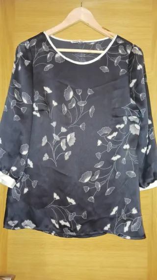 Camisa Celop Negra con Estampado Floral Blanco