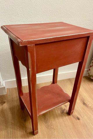 Mesita de madera roja y gris