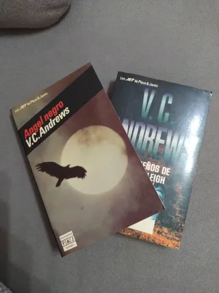 2 Libros de V. C. Andrews.