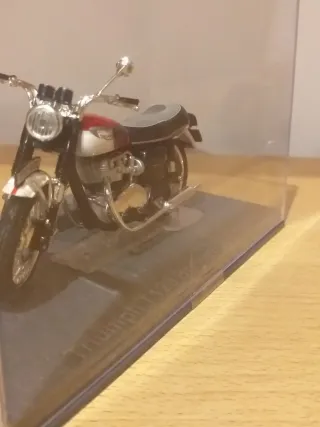 Moto Triumph Bonneville 1967 Scala 1:24
