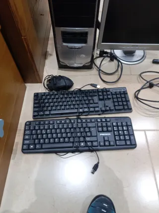Philips Monitor con PC y 2 teclados con ratón