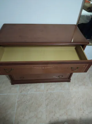 Cómoda y 2 mesitas de noche de madera