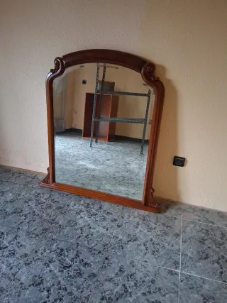 Specchio in legno con cornice intagliata