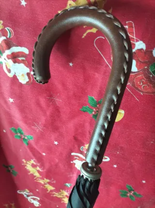 Paraguas antiguo grande marrón y negro