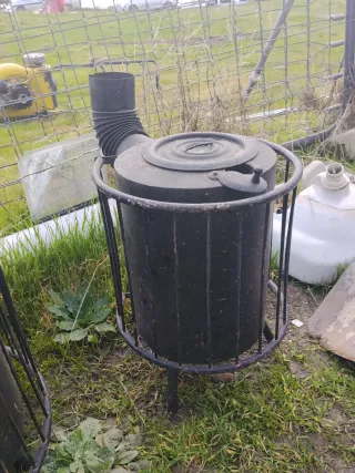 Estufa de metal negra a leña